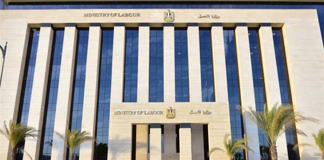 وزير العمل يعلن صرف مستحقات 68 عاملا بشركة جرين للخدمات المتكاملة