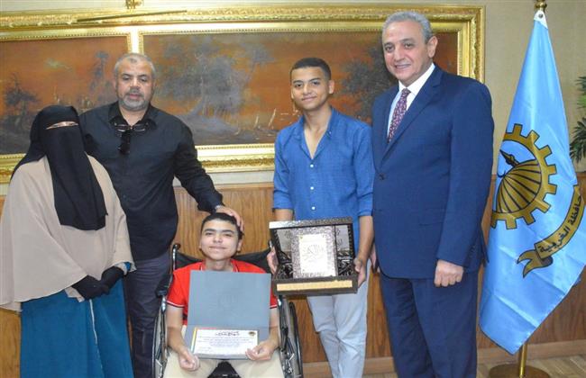 محافظ الغربية يكرم أحد أبناء العاملين بالمحافظة لتحديه ظروفه الصحية