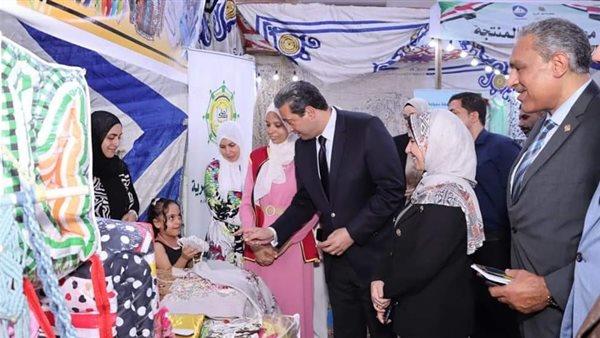 محافظ دمياط يفتتح معرض «إحنا معاك» لصغار الصناع والمنتجين 