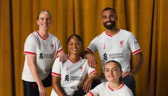 محمد صلاح يزين قميص ليفربول الثالث للموسم الحالي 2024-2025