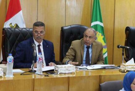 محافظ المنيا يناقش خطة استقبال العام الدراسي الجديد