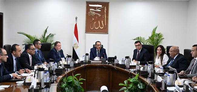 رئيس الوزراء يناقش مسودة قانون يحكم عمل مناطق المال والأعمال