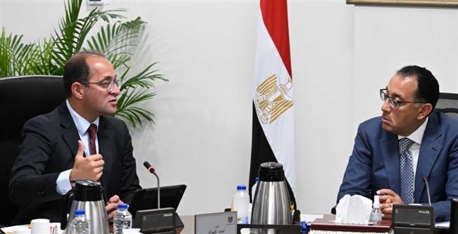 رئيس الوزراء يتابع مع وزير المالية جهود خفض الدين العام واستدامة مساره النزولي