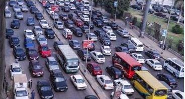 خلى بالك.. كثافة مرورية خانقة بهذه الشوارع والميادين 