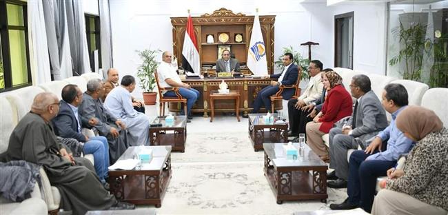 محافظ قنا يناقش مع أعضاء الغرفة التجارية إقامة عدد من معارض أهلًا مدارس 