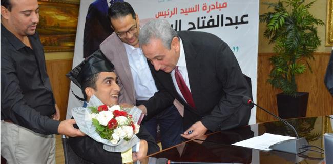 محافظ الغربية يكرم 11 طالب من أوائل الشهادات العامة والدمج 