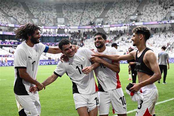 المنتخب الأولمبى يحتفل بتخطى باراجواى على أغنية "أنا جيت عشان أزاولك".. فيديو