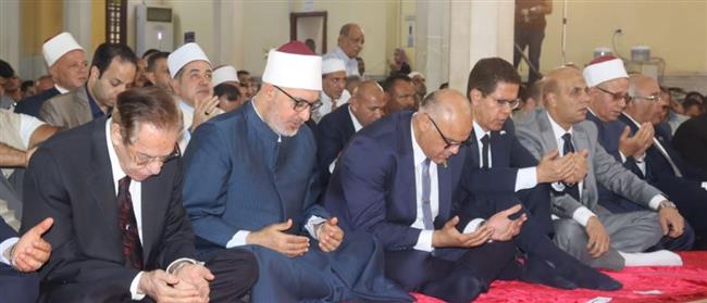 محافظ القليوبية يؤدي صلاة الجمعة بمسجد ناصر ببنها .. فيديو
