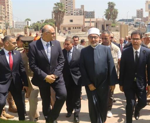 مفتي الجمهورية ومحافظ القليوبية يرفعان علم مصر علي ساري بأحد حدائق بنها