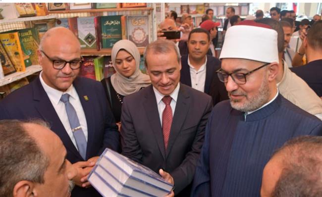 خلال افتتاحها معرضا للكتاب بالقليوبية .. مفتي الجمهورية يشيد بتاريخ دار المعارف الثقافي