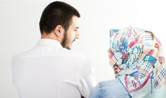 هل تأثم الفتاة إذا قعدت أمام خطيبها بدون حجاب؟ 