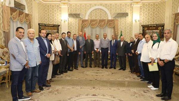 محافظ المنيا يناقش مع نواب البرلمان تعزيز الخدمات التنموية 