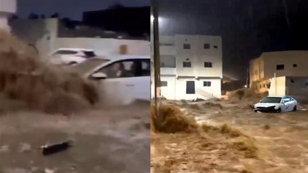 جرفت السيارات.. سيول قوية تداهم حيا سكنيا بالمدينة المنورة في السعودية