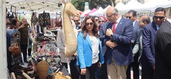 وزير التنمية المحلية ومحافظ القليوبية يفتتحان معرض أيادي مصر