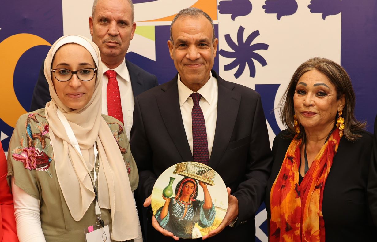 السفيرة منى عمر تهدي وزير الخارجية "هدية عينية" من منتجات السيدات