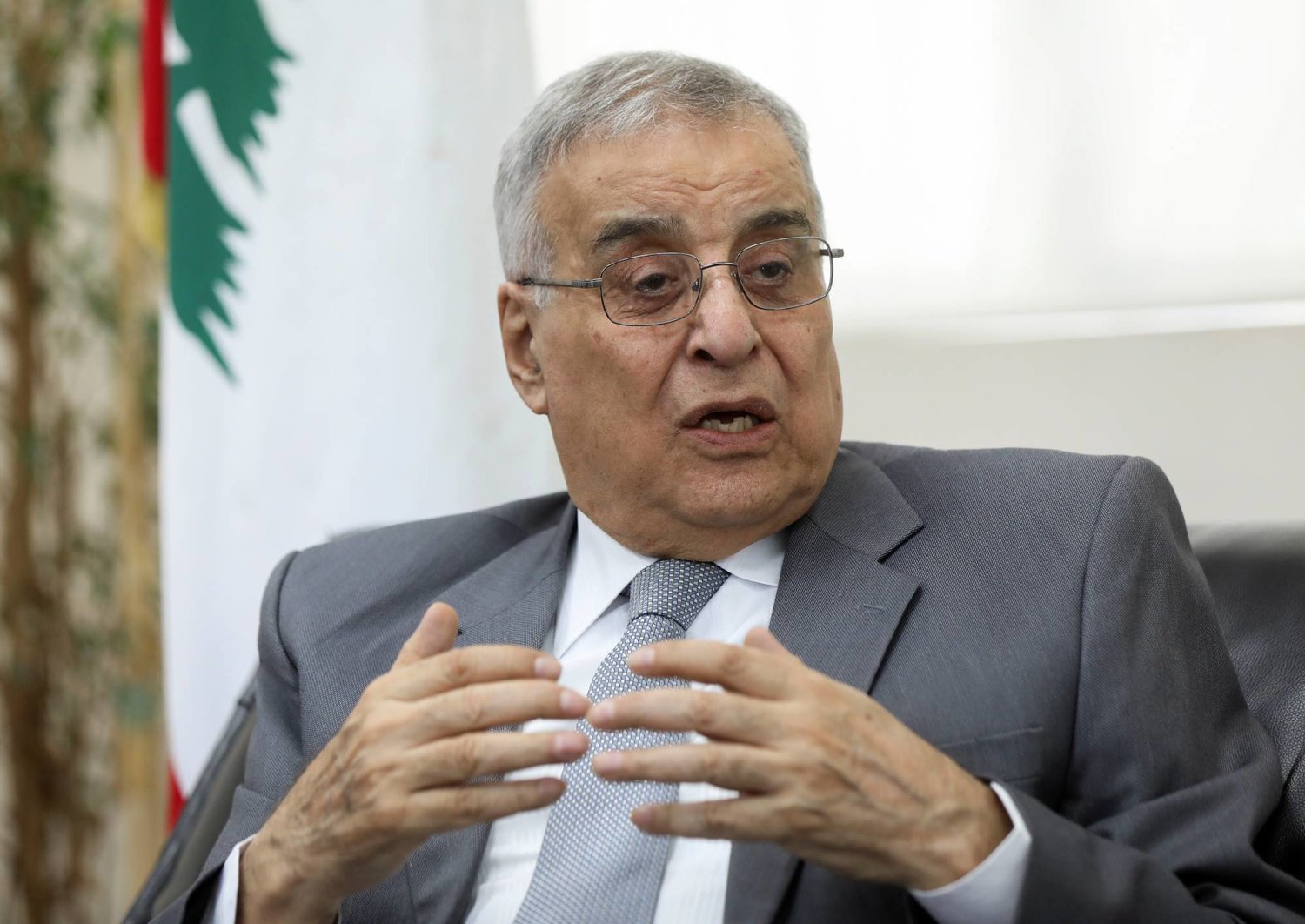 وزير الخارجية اللبناني يبحث مع مسؤولين وسفراء التطورات الأخيرة والتصعيد الإسرائيلي