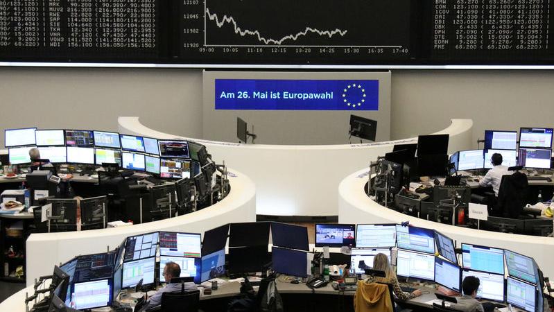 هبوط مؤشرات الأسهم الأوروبية قبيل ختام التعاملات