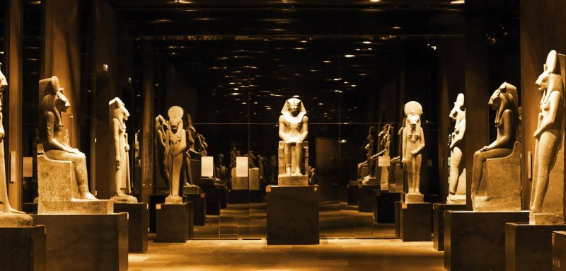 مبديًا انبهاره.. وزير الخارجية الإيطالي يزور المتحف المصري بتورينو