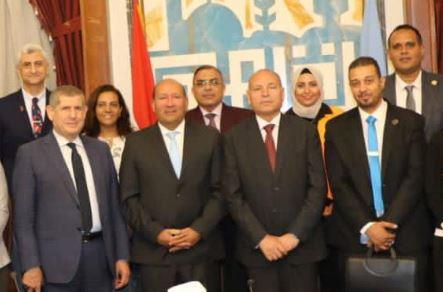 محافظ القاهرة يدعو جميع شرائح المجتمع للمشاركة في المشروعات البيئية