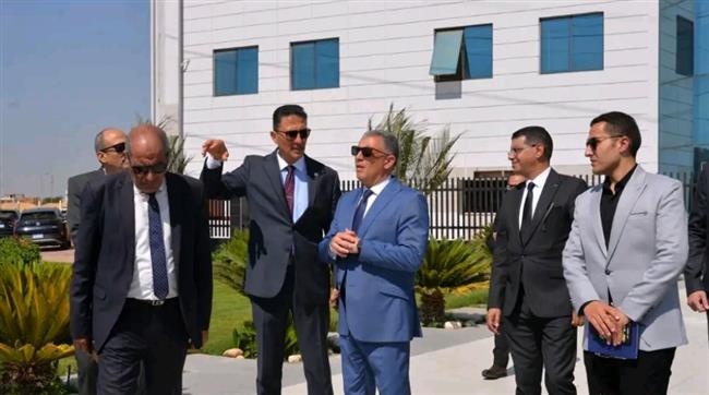 جولة لـ محافظ الإسماعيلية بالمنطقة الحرة 