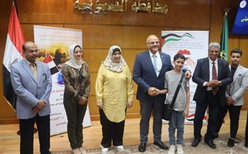 محافظ القليوبية يكرم عددا من الأسر الفلسطينية