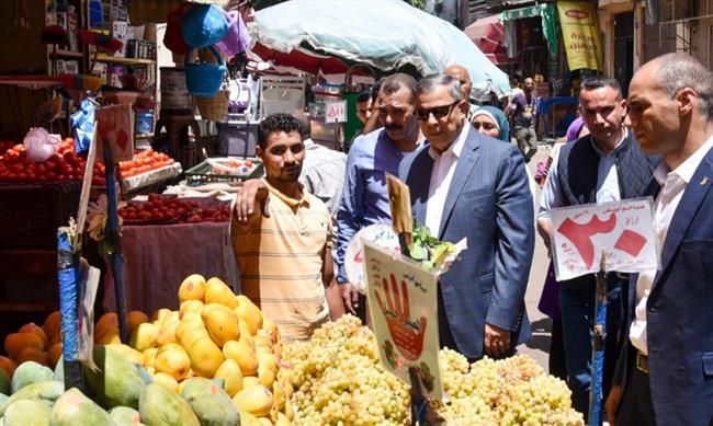 محافظ الإسكندرية يتفقد سوق زنانيري لمتابعة أسعار السلع