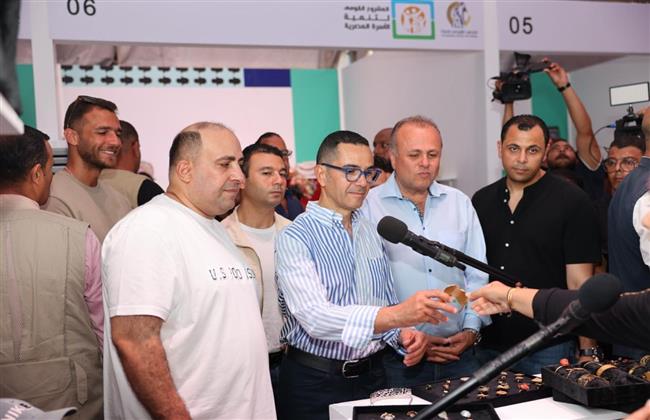 وزير الاستثمار  يشيد بمعرض المشروع القومي لتنمية الأسرة المصرية للمجلس القومي للمرأة 