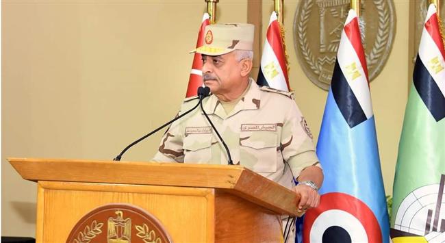 وزير الدفاع يلتقى بعدد من رجال القوات المسلحة 
