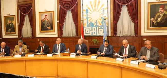  محافظ القاهرة يجتمع بشرات المرافق العاملة بالعاصمة 