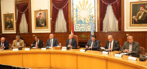 محافظ القاهرة يجتمع بشرات المرافق العاملة بالعاصمة