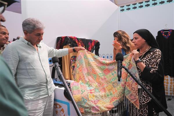 إشادة بالمنتجات اليدوية للسيدات فى معرض المشروع القومى لتنمية الأسرة المصرية بمهرجان العلمين