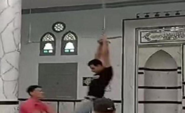 كشف ملابسات فيديو متضمنا "لهو" عدد من الأشخاص داخل أحد المساجد بالدقهلية
