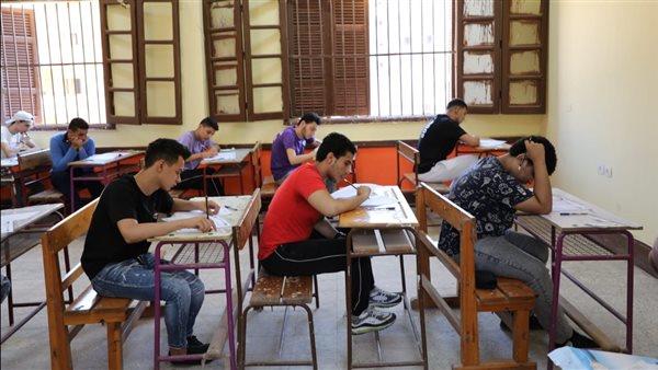 طلاب الثانوية العامة الدور الثاني يؤدون امتحان الديناميكا اليوم