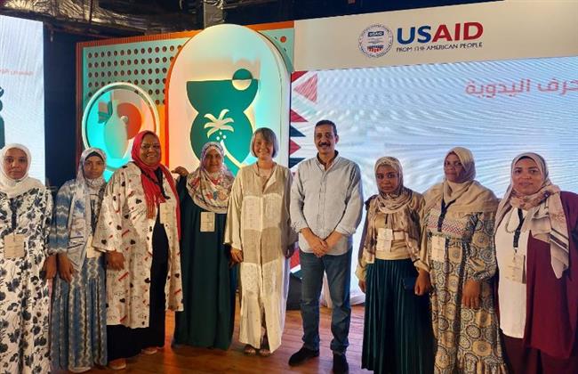 بالصور.. نوادى المرأة بصحة قنا تشارك في المعرض الوطني للحرف اليدوية