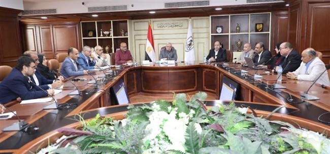 محافظ بني سويف يناقش إجراءات ضبط وتحسين مستوى الخدمة بالمخابز البلدي 