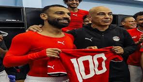   منتخب مصر يحتفل مع محمد صلاح بمباراته المائة