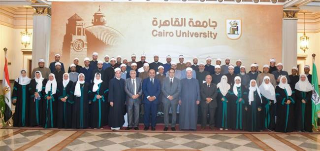 جامعة القاهرة تكرم الأئمة والواعظات 