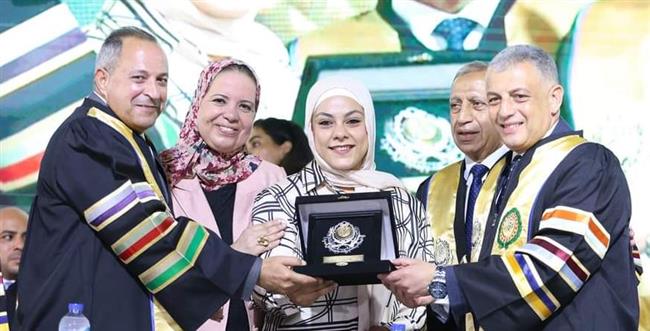 "أيقونة الإرادة".. تكريم سارة سمير بنت مصر الموهوبة على منصة التخرج 