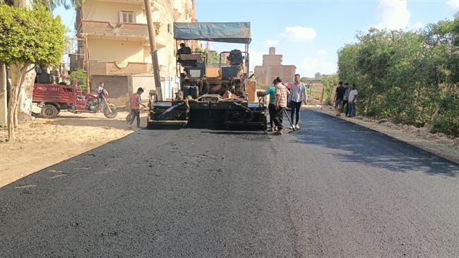 محافظ الغربية يتابع بدء أعمال رصف طريق السنطة البلد