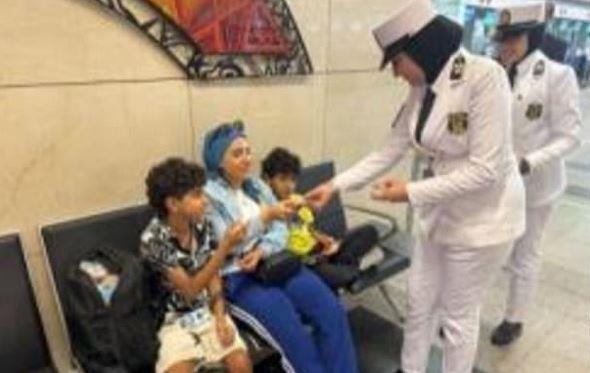 شرطة مطار القاهرة تشارك المواطنين الاحتفال بذكرى المولد النبوي