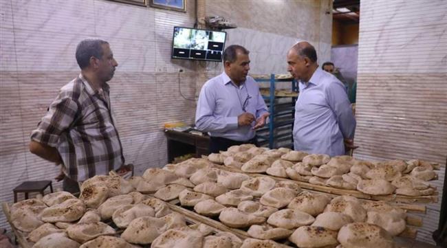 محافظ المنيا يشهد توزيع الخبز مجانًا ضمن مبادرة "بداية جديدة" 