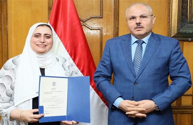 رئيس جامعة قناة السويس يهنئ دينا أبو المعاطي لصدور قرار جمهوري بتعيينها
