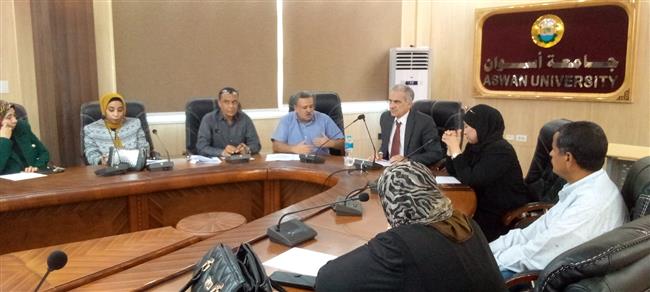 القائم بأعمال رئيس جامعة أسوان يجتمع بمديري عموم الإدارات