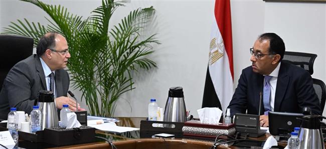 مدبولي يستعرض مع رئيس هيئة الدواء تقريرا حول توافر الأدوية في السوق
