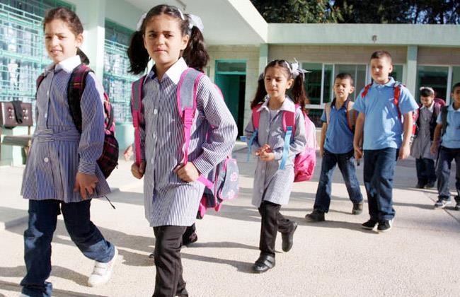 انطلاق العام الدراسي الجديد.. والمدارس تستهل يومها الأول بتحية العلم وترديد النشيد الوطني
