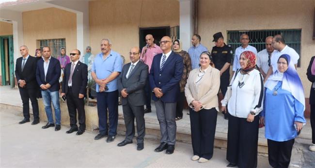 نائب وزير التعليم ومحافظ القليوبية يشاركان الطلاب انطلاق العام الدراسي الجديد  