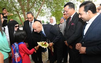 في زيارته الأولى لـ قنا .. "عبداللطيف" يجري حوارًا أبويًا مع طفل بـ مدرسة تحيا مصر 1