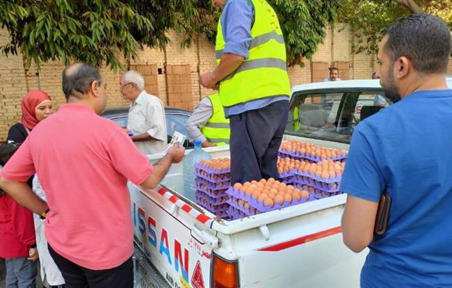 منافذ متحركة لبيع بيض المائدة بأسعار مخفضة للمواطنين