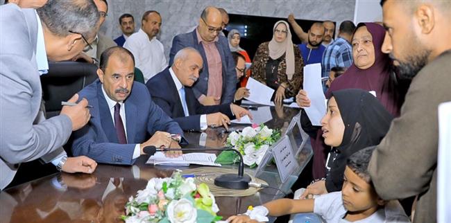 محافظ سوهاج يبحث شكاوى وطلبات المواطنين 