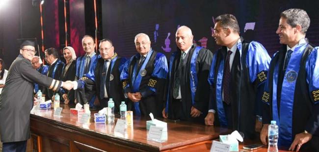 رئيس جامعة الإسكندرية يشهد حفل تخرج الدفعة 78 من طلاب كلية الهندسة  
